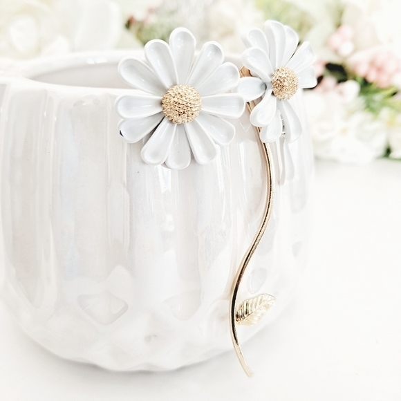 Gold tone white daisy flower asymmetric cottgecore boho coquette dainty earrings - Picture 10 of 14